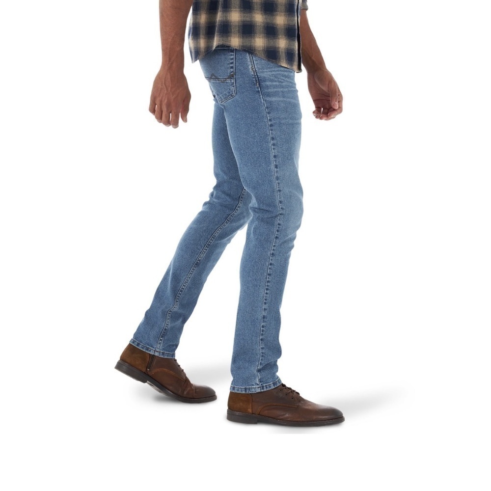 Wrangler Men's Straight Fit Jeans size 42x30 NWT - Picture 5 of 7